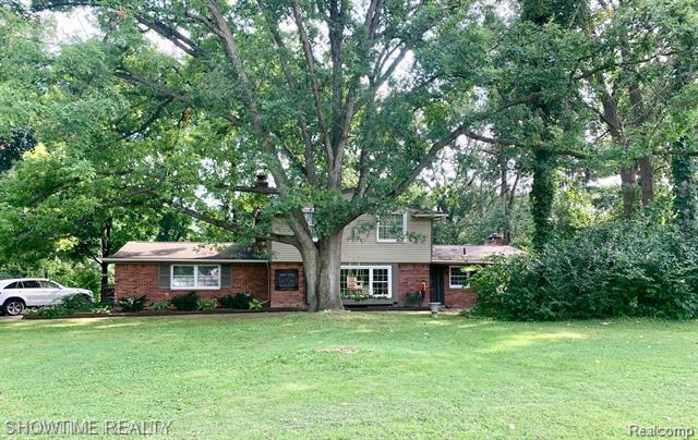 front view picture of 1210 Ashover Dr, Bloomfield Hills, MI. 48304