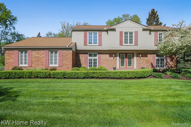 front view picture of 2020 Wickford Ct, Bloomfield Hills, MI. 48304
