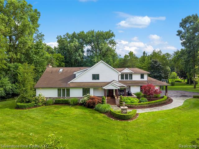 front view picture of 2525 Bretby Dr, Troy, MI. 48098