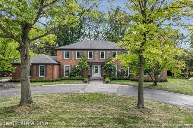 front view picture of 1987 Hunters Ridge Dr, Bloomfield Hills, MI. 48304