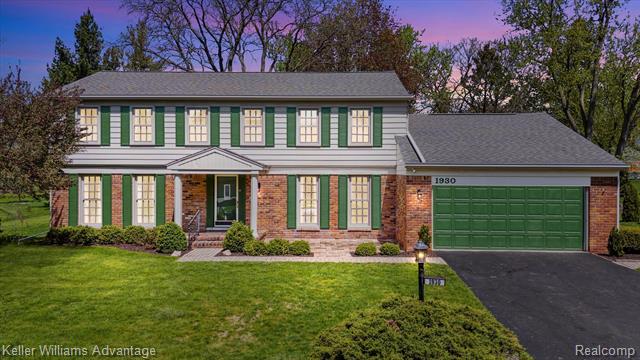 front view picture of 1930 Hunters Ridge Dr, Bloomfield Hills, MI. 48304