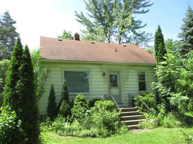 front view picture of 43651 Dequindre Rd, Troy, MI. 48085