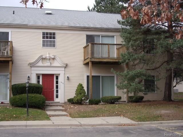 front view picture of 910 Chestnut Hill Dr, Auburn Hills, MI. 48326