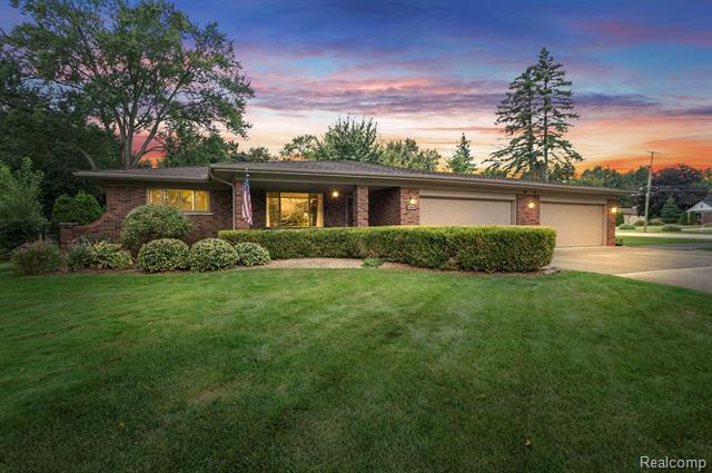 front view picture of 6989 Fredmoor Dr, Troy, MI. 48098