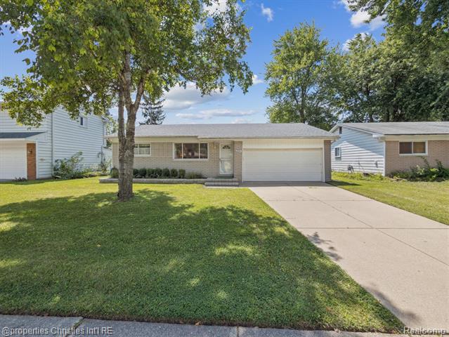 front view picture of 2574 Binghamton Dr, Auburn Hills, MI. 48326