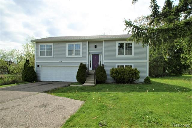 front view picture of 3918 Crooks Rd, Rochester, MI. 48309