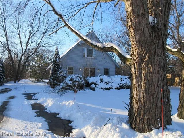 front view picture of 3392 Grant Rd, Rochester, MI. 48309