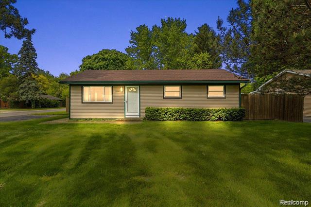 front view picture of 3500 Emmons Ave, Rochester, MI. 48307