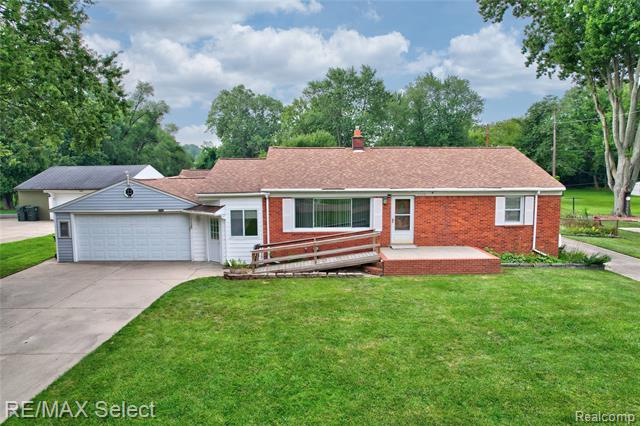 front view picture of 1120 Michelson Rd, Rochester, MI. 48307