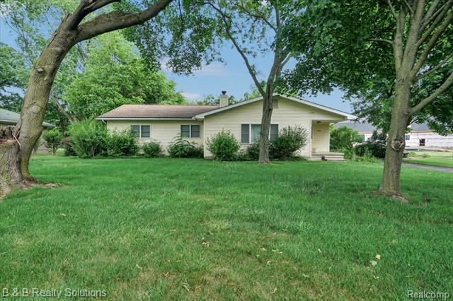 front view picture of 3423 Nichols Rd, Auburn Hills, MI. 48326
