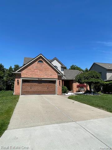 front view picture of 3328 Primrose Dr, Rochester, MI. 48307