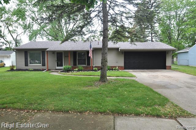 front view picture of 1070 Avon Manor Rd, Rochester, MI. 48307