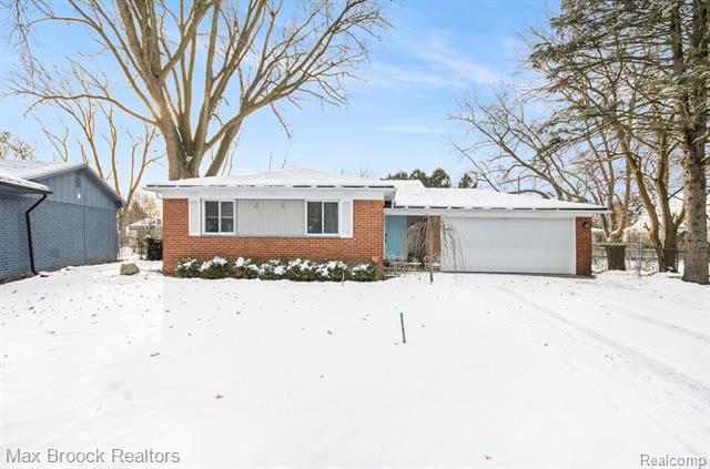 front view picture of 720 Hamlet Ct, Auburn Hills, MI. 48326