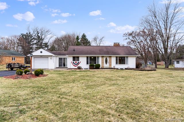 front view picture of 724 Nichols Rd, Auburn Hills, MI. 48326