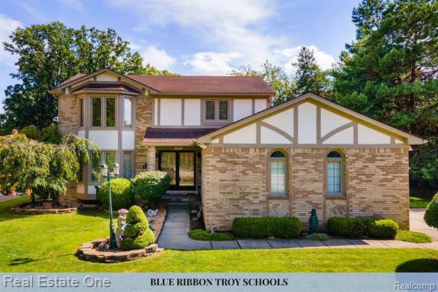 front view picture of 1106 E South Blvd, Troy, MI. 48085