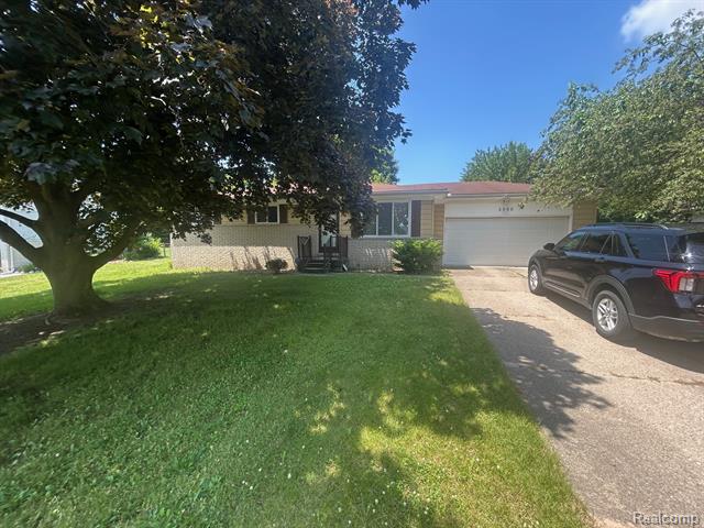 front view picture of 3900 Orchard View Ave, Rochester, MI. 48307