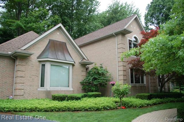 front view picture of 3740 Walnut Brook Dr, Rochester, MI. 48309