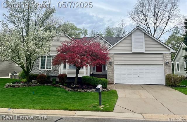front view picture of 3218 Topview Ct, Rochester, MI. 48309