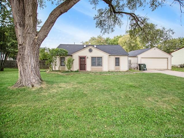 front view picture of 2892 Woodelm Dr, Rochester, MI. 48309