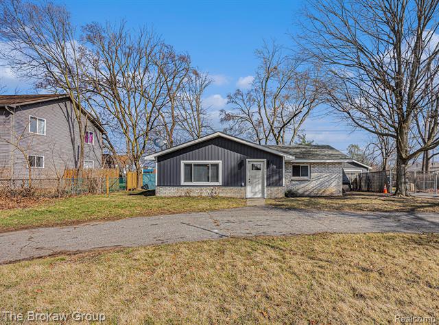 front view picture of 2985 Hessel Ave, Rochester, MI. 48307