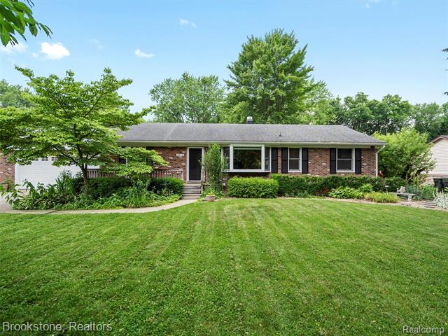 front view picture of 2830 Harrington Rd, Rochester, MI. 48307