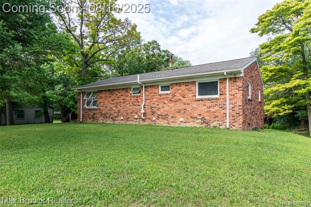 front view picture of 465 Robert Ct, Auburn Hills, MI. 48326