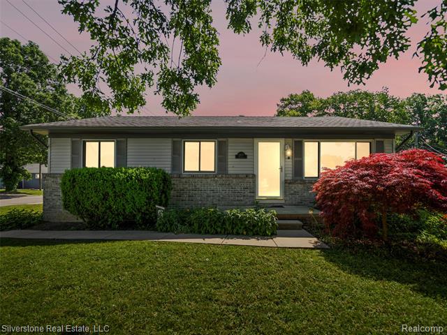 front view picture of 2807 Hartline Dr, Rochester, MI. 48309