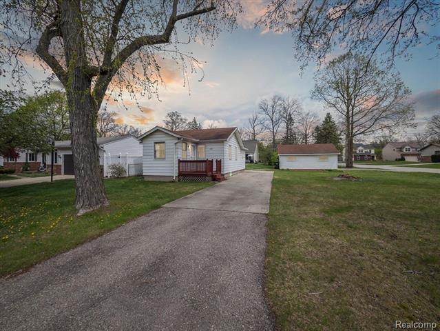 front view picture of 2785 Hartline Dr, Rochester, MI. 48309