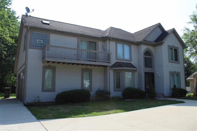front view picture of 3129 Bendelow Rd, Rochester, MI. 48307