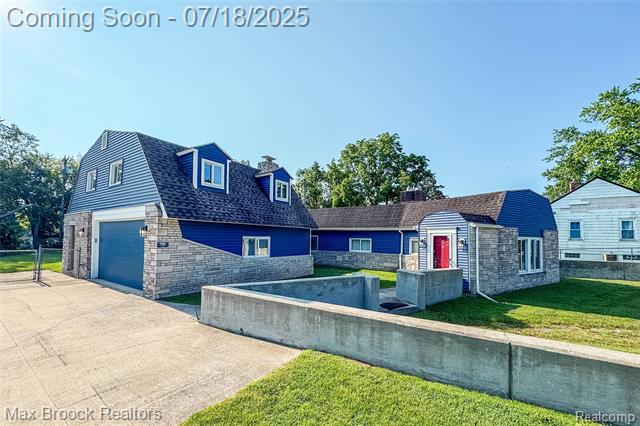front view picture of 2785 Saint Clair Dr, Rochester, MI. 48309