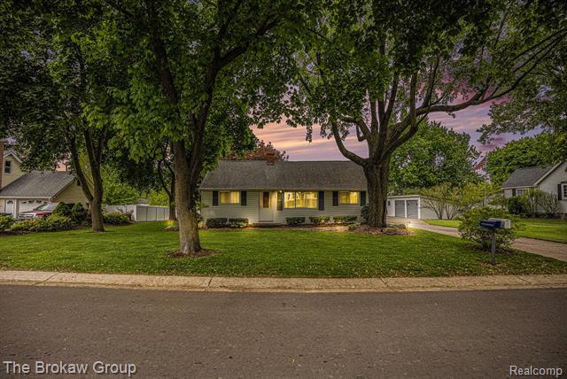 front view picture of 2724 Harrison Ave, Rochester, MI. 48307
