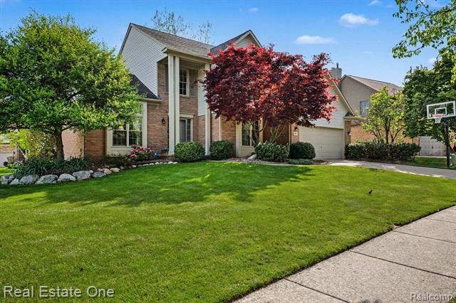front view picture of 737 Woodfield Way, Rochester, MI. 48307