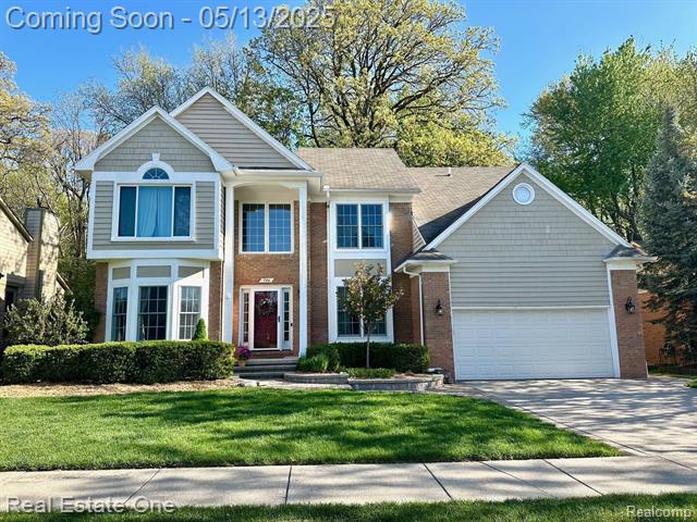 front view picture of 724 Woodfield Way, Rochester, MI. 48307