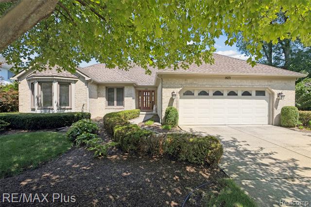 front view picture of 1671 S Shore Dr, Rochester, MI. 48307