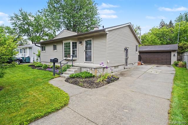 front view picture of 1275 1St Street, Lapeer, MI. 48446