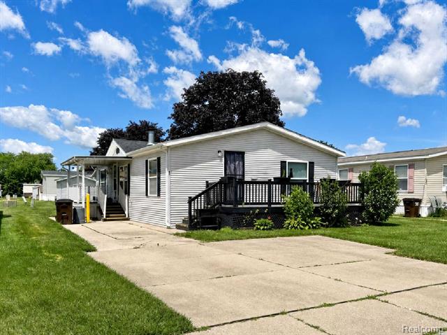 front view picture of 90 Menlo Park Drive, Belleville, MI. 48111