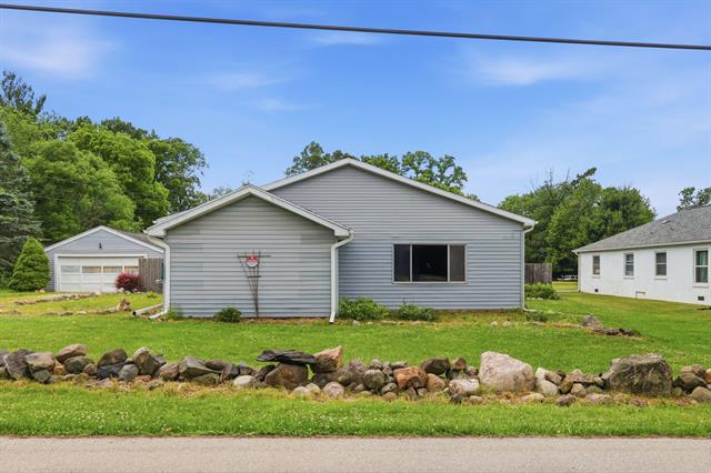 front view picture of 212 Woodland Avenue, Jackson, MI. 49203