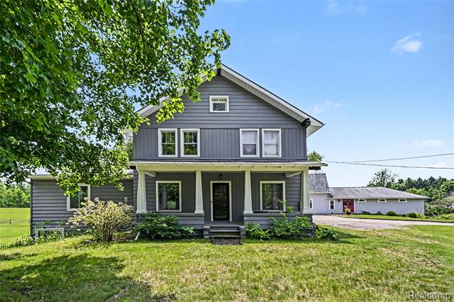 front view picture of 10810 Petrieville Highway, Eaton Rapids, MI. 48827