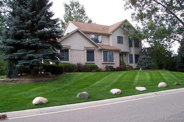 front view picture of 2138 Willow Leaf Dr, Rochester, MI. 48309