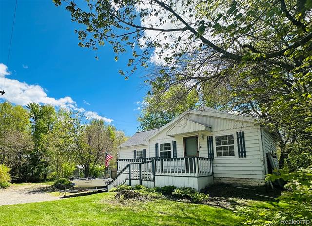 front view picture of 5827 Annibal Drive, Lapeer, MI. 48446