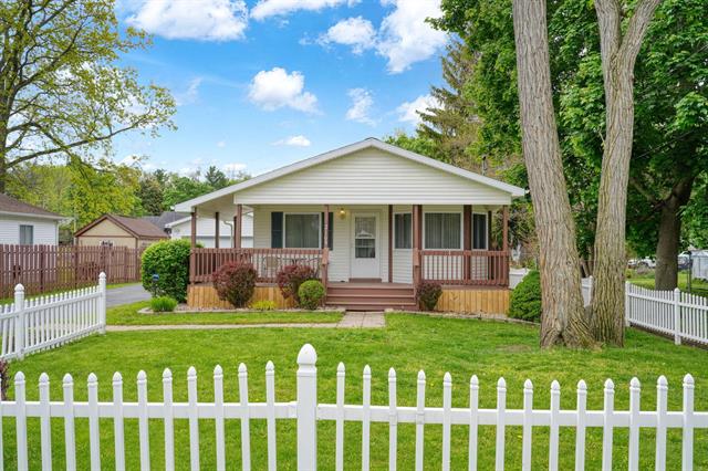 front view picture of 2105 Carlton Boulevard, Jackson, MI. 49203