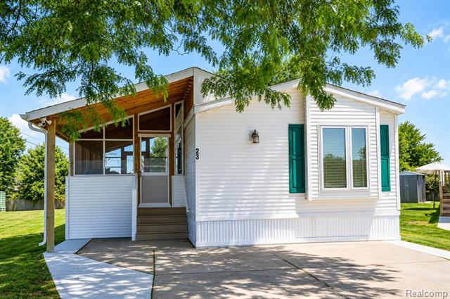 front view picture of 23 Highland Terrace, White Lake, MI. 48386