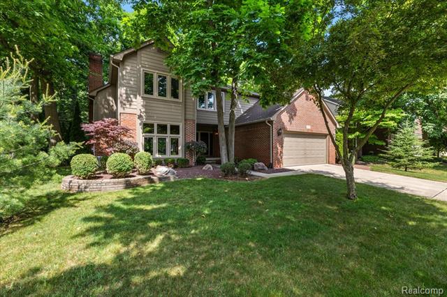 front view picture of 2082 Avon Lake Ln, Rochester, MI. 48307