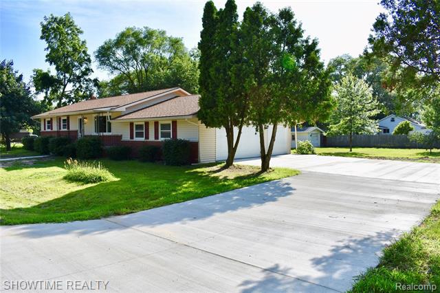 front view picture of 2624 Longview Ave, Rochester, MI. 48307