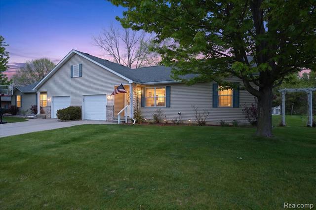 front view picture of 1607 Cedarwood Drive, Flushing, MI. 48433