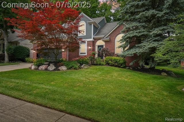 front view picture of 678 Twin Oaks Ct, Rochester, MI. 48307