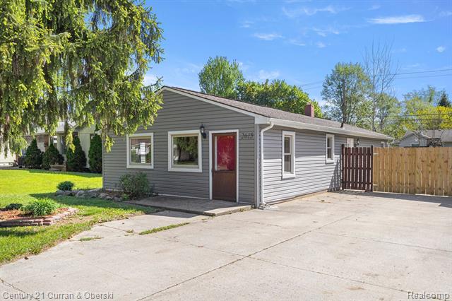 front view picture of 2615 Culbertson Ave, Rochester, MI. 48307