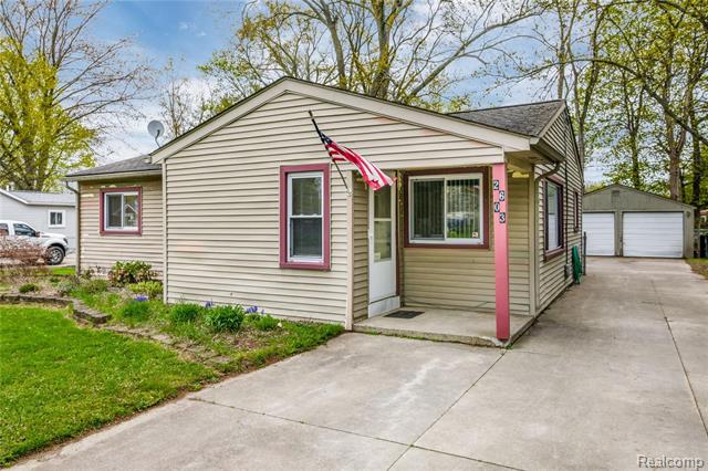 front view picture of 2603 Emmons Ave, Rochester, MI. 48307