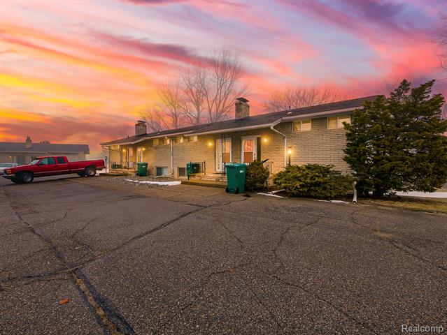 front view picture of 153 Huronview Court, White Lake, MI. 48386