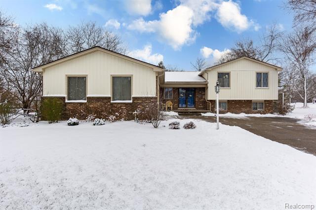 front view picture of 573 Lockmoore Ct, Rochester, MI. 48307